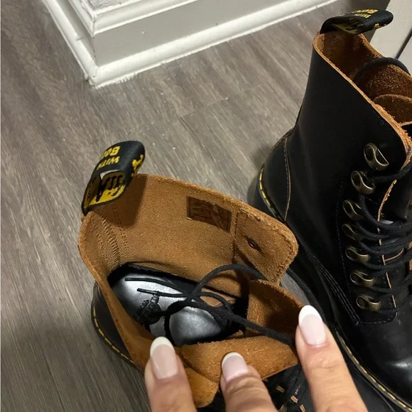 Dr. Martens “Leona” Lace-up lug boots 8 - Picture 9 of 9